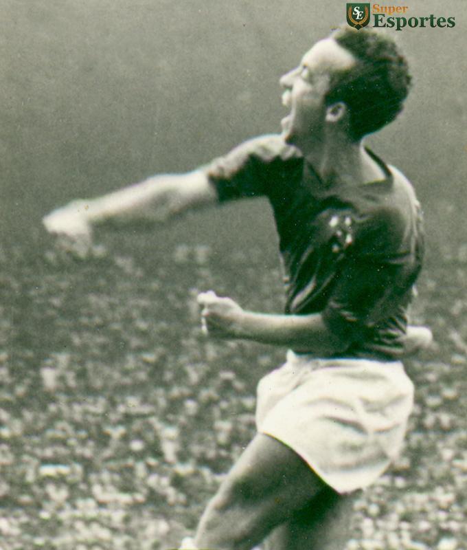 03/02/1968 - O jogador de futebol do Cruzeiro, Tostão, comemora gol contra o Atlético