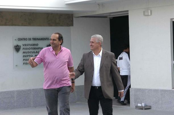 23/06/2010. Apresentação do novo diretor de futebol do Atlético, Eduardo Maluf, no Centro de Treinamento (Cidade do Galo). Na foto, presidente do Atlético, Alexandre Kalil (e)