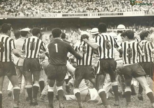 24/10/1965 - Lance do jogo entre Atltico e Cruzeiro, realizado no Mineiro, em Belo Horizonte, onde acontece a primeira briga no estdio. A partida terminou aos 34 minutos do segundo tempo, quando o juiz assinalou um pnalti na grande rea do time alvinegro e os jogadores protestaram. O jogo terminou em 1 a 0 para o Cruzeiro.