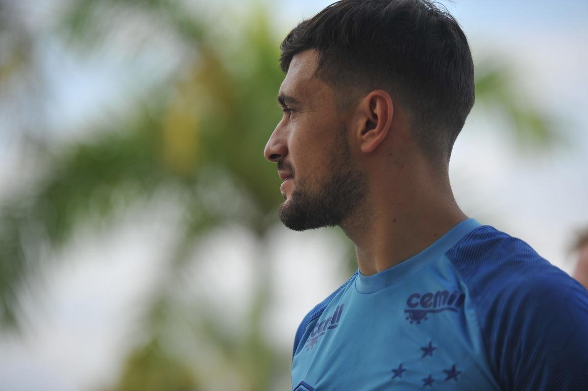 Meia uruguaio De Arrascaeta treinou e est nos planos de Mano para jogo contra o Palmeiras