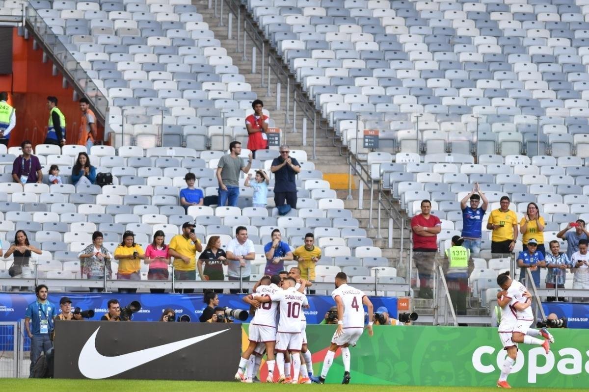 Imagens da partida entre Bolvia e Venezuela