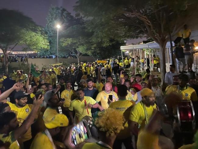 Seleção Brasileira chegou ao hotel The Westin Doha Hotel & Spa, no Centro de Doha, capital do Catar, e teve recepção calorosa de torcedores do Brasil e de outros países. Muitos curiosos apareceram para tentar ver os craques que vão buscar o hexa na Copa do Mundo