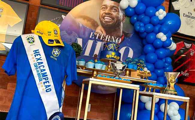 Decoração do aniversário de Dedé foi azul e branca, com direito a uma faixa de hexacampeão da Copa do Brasil em um manequim
