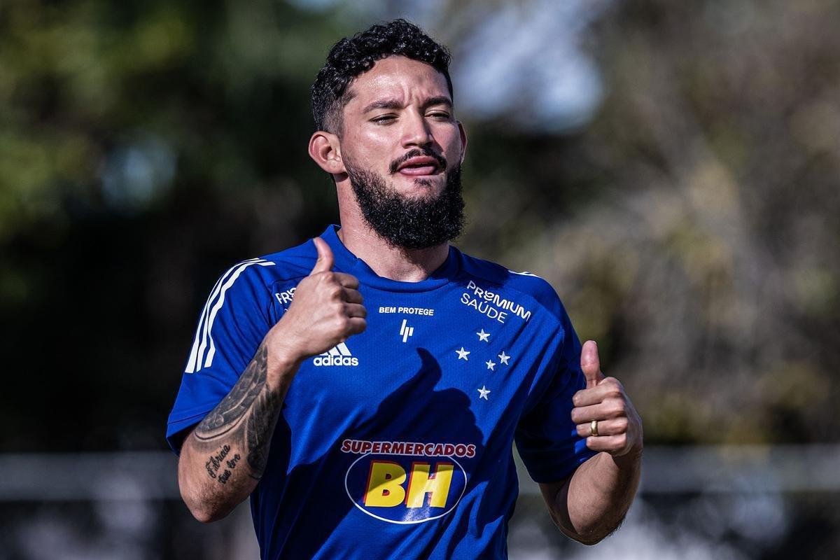 Arthur Caíke marcou três gols em 21 jogos com a camisa do Cruzeiro. Ele não está 100% fisicamente, já que se recupera de um estiramento muscular na coxa direita.