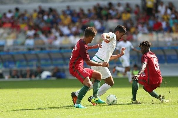 Portugal e Arglia empataram por 1 a 1 no Mineiro. Resultado fez os lusitanos avanarem s quartas de final em primeiro. Honduras passou em segundo. Surpreendentemente, Argentina est eliminada dos Jogos do Rio j na primeira fase do futebol masculino 