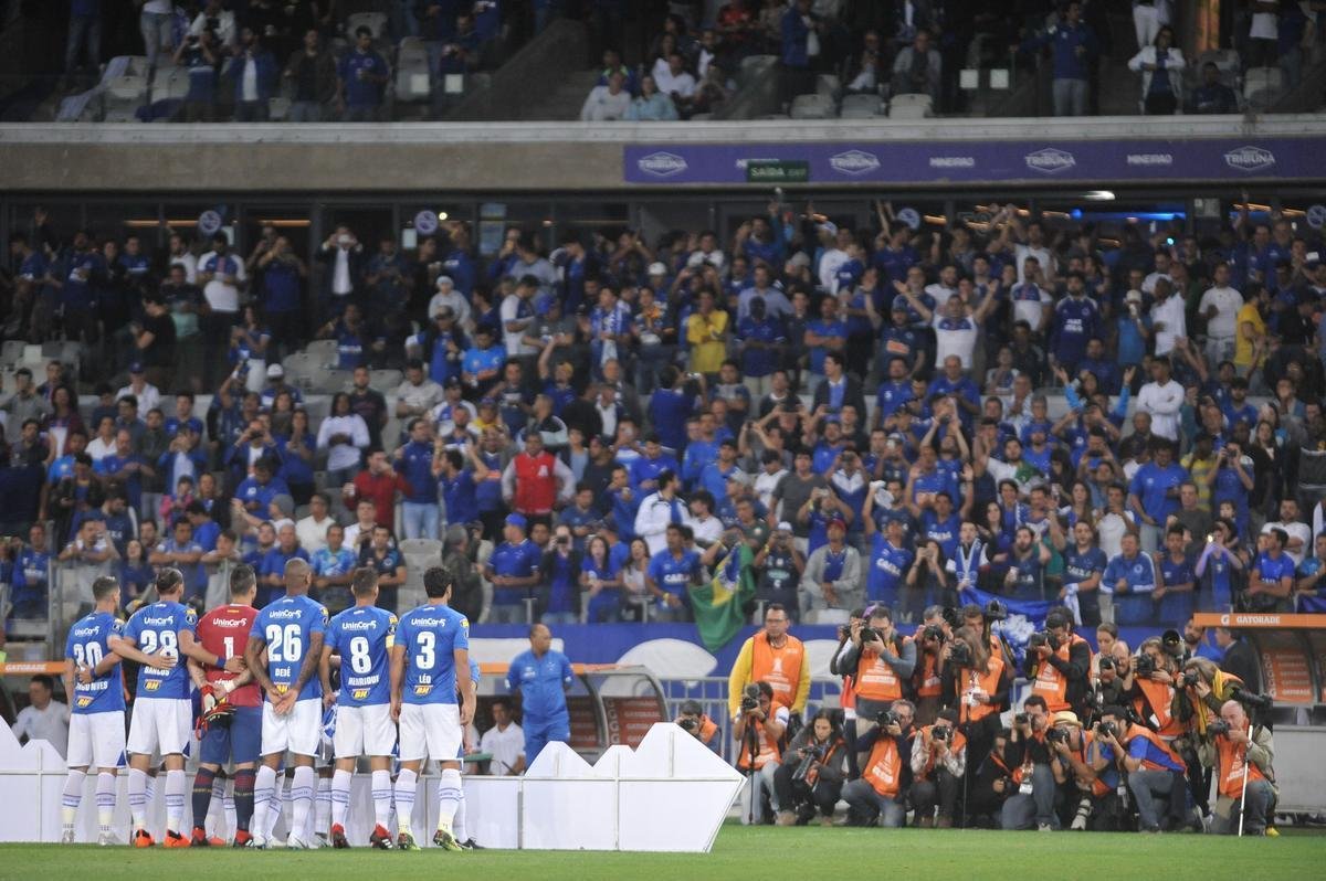 Fotos do primeiro tempo do duelo entre Cruzeiro e Flamengo, no Mineiro, pelas oitavas de final da Libertadores