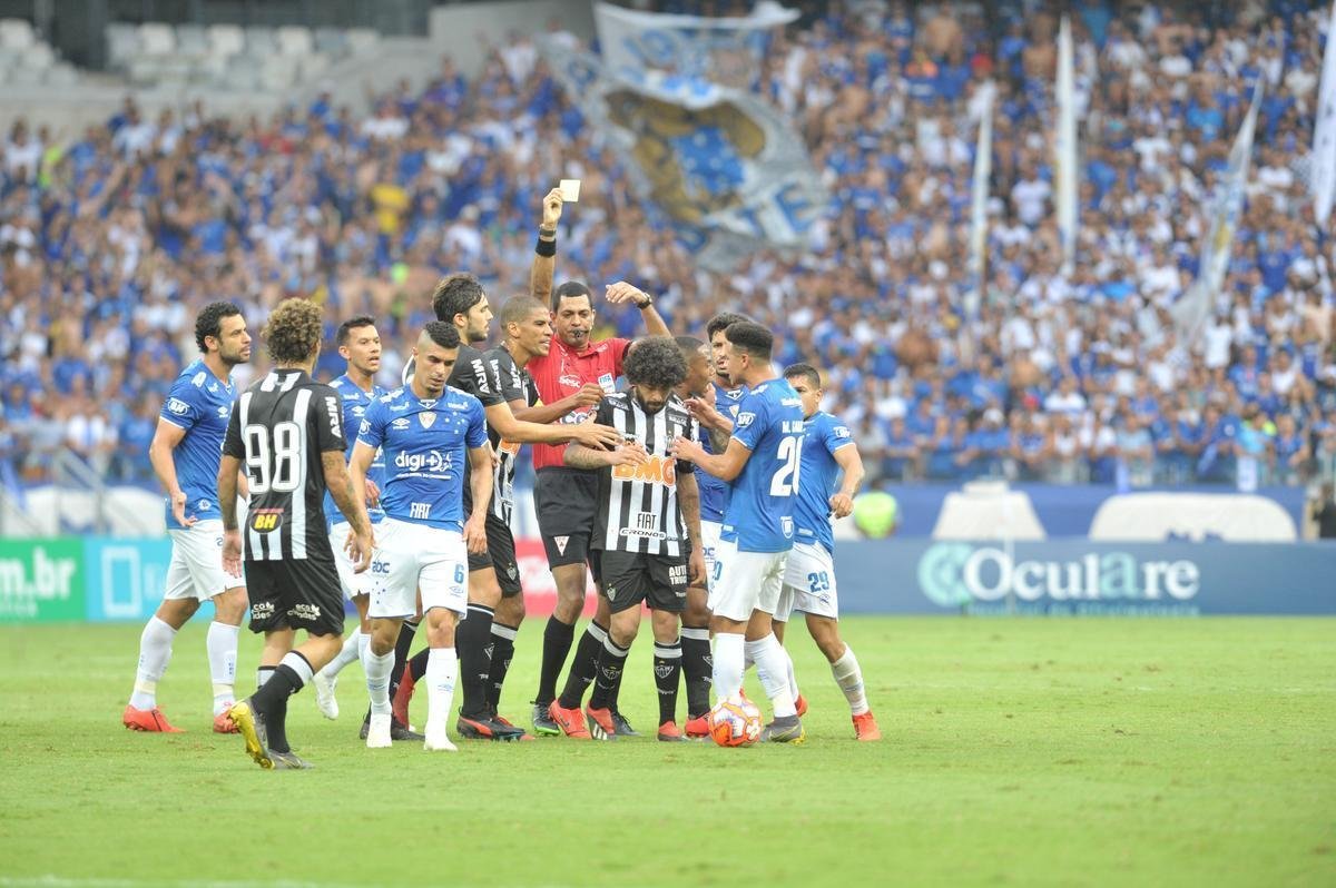 Fotos do primeiro tempo do clssico entre Cruzeiro e Atltico, pela final do Mineiro