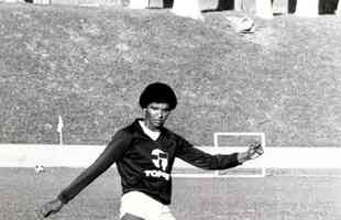 Geraldo saiu do Cruzeiro ainda jovem, aos 18 anos, para jogar pelo Al-Arabi, do Catar, treinado por Procpio Cardoso. Em 1983, voltou  Toca da Raposa, onde aprimorou os potentes chutes de p direito em cobranas de falta e pnalti. O maior zagueiro-artilheiro celeste, com 30 gols em 170 jogos, tambm brilhou pelo Porto, de Portugal, entre 1987 e 1992. Somente com um ano e meio de clube, na temporada 1988/1989,  que ele teve a primeira chance de arrematar de longe. Num clssico contra o Sporting, no estdio Jos Alvalade, em Lisboa, resolveu arriscar quase do meio-campo. E ouviu uma ironia de um colega, Antnio Andr, quando avisou que iria bater a quase 50 metros de distncia: 'ui, t bom Eusbio, arrisca'. O goleiro Vital no segurou a bola, e o Porto venceu por 2 a 1. Foi o primeiro dos 25 gols de Geraldo pelo Drago.