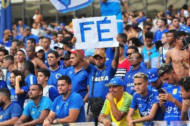 Fotos da torcida do Cruzeiro no clássico contra o Atlético, no Mineirão, pela 32ª rodada do Campeonato Brasileiro 2019