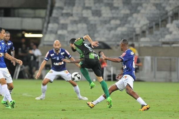 Cruzeiro e Amrica ficaram no empate, e permitiriam a chegada do Uberlndia  liderana