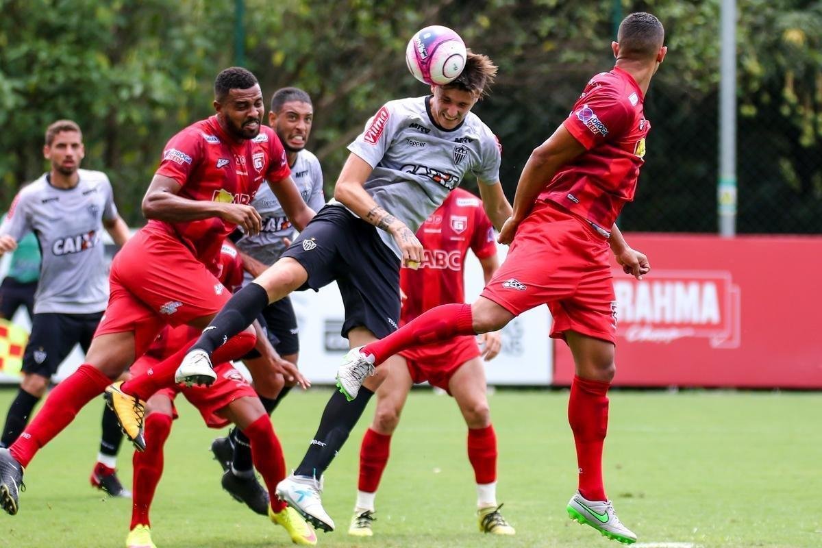 Imagens do jogo-treino do Atltico com o Guarani de Divinpolis