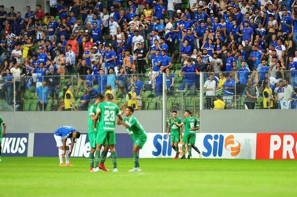 Com apoio da torcida, Cruzeiro recebeu a Chapecoense no Independncia 