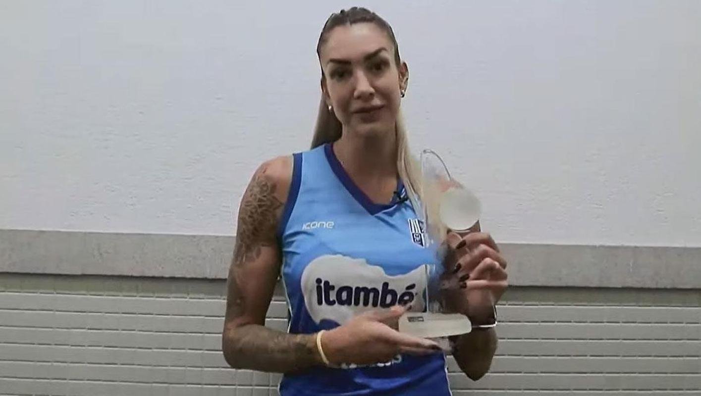 Minas Tnis Clube, campeo da Superliga Feminina em 2021, ganhou o prmio de Destaque Especial. Thasa recebeu o trofu em nome do elenco minas-tenista