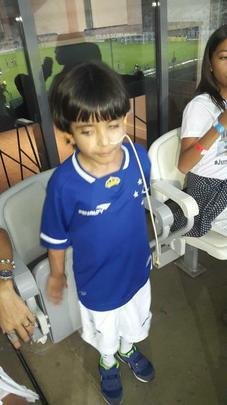 Matheus Teodoro Oliveira, de seis anos, foi convidado para assistir ao jogo entre Cruzeiro e Fluminense, pela Primeira Liga, em um dos camarotes do Mineiro. O garotinho sofre de displasia neuronal intestinal e a possvel cura passa por um transplante de intestino nos Estados Unidos. A campanha de arrecadao de recursos mobilizou milhares de pessoas desde outubro de 2015, quando ele foi ao Mineiro pela primeira vez, justamente na partida contra o Fluminense, pelo Campeonato Brasileiro. A famlia at conseguiu uma liminar na Justia exigindo que a Unio arque com todos os custos do tratamento em Miami, mas o governo recorreu.