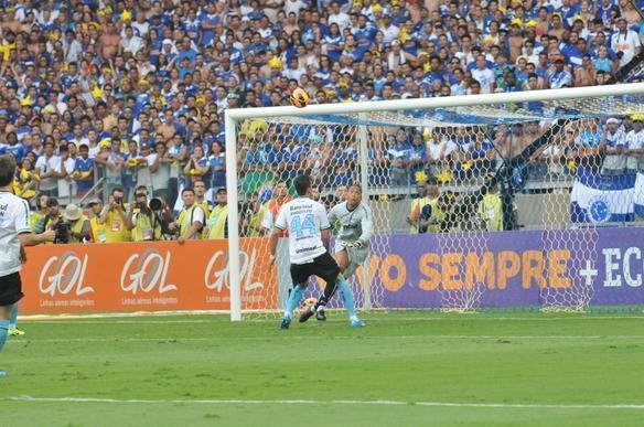 Partida vlida pela 33 rodada do Brasileiro, no Mineiro  