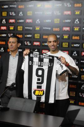 Diego Tardelli foi apresentado pelo diretor de futebol do Atlético, Rui Costa, neste domingo, antes do jogo contra a Caldense
