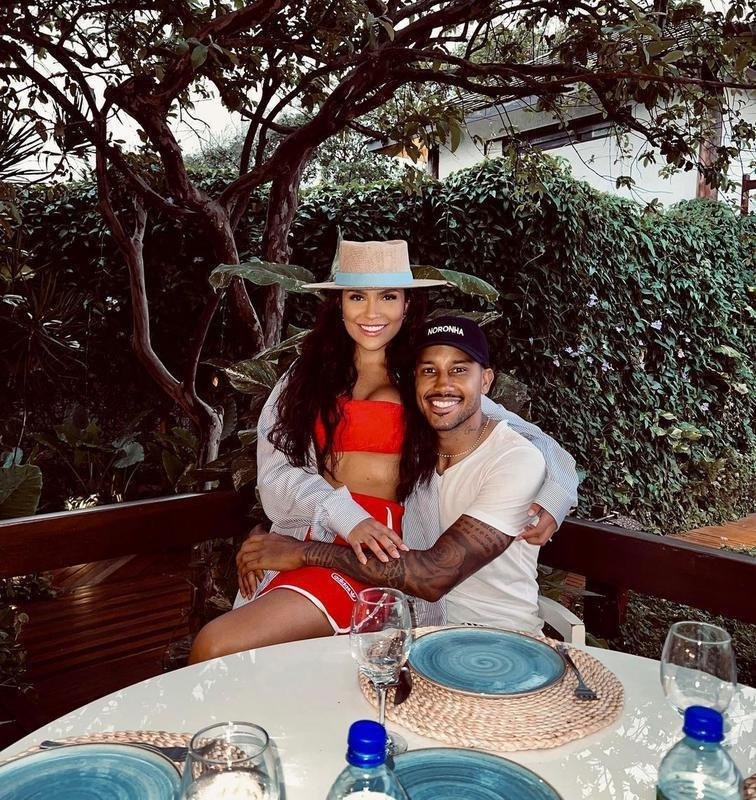 Volante Jair com a noiva em Fernando de Noronha