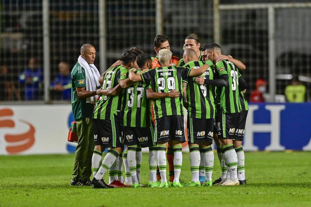 Em agosto, o Amrica foi eliminado pelo So Paulo nas quartas de final da Copa do Brasil. Com um jogador a mais em boa parte do segundo tempo, o Coelho pressionou muito o So Paulo no Independncia, mas empatou em 2 a 2. O Tricolor se classificou graas  vitria por 1 a 0 no primeiro jogo do confronto. 
