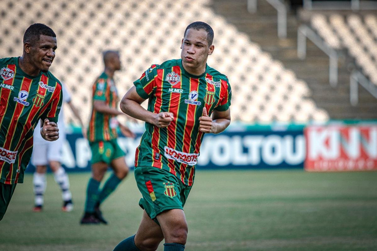 #1 - Caio Dantas (Sampaio Corra) - 23 gols em 42 jogos - mdia de 0,54 por jogo.

O atleta tambm passou por Boavista-RJ e gua Santa-SP no incio da temporada.
