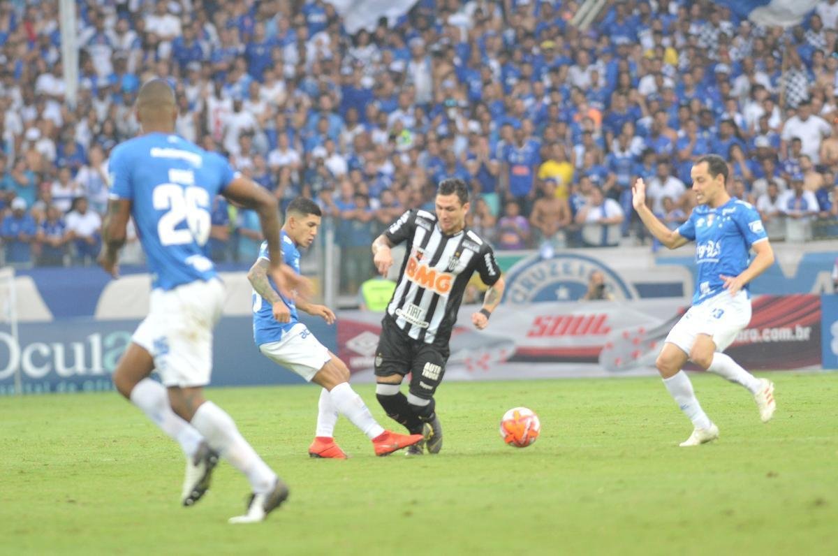 Fotos do segundo tempo do clssico entre Cruzeiro e Atltico, pela final do Mineiro
