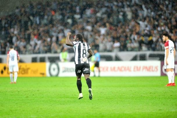 No segundo tempo, Char recebeu bola de Cazares e marcou o segundo do Atltico: 2 a 0