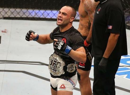 Na luta principal do UFC Fight Night 90, Rafael dos Anjos é nocauteado por Eddie Alvarez no primeiro round e perde cinturão do peso leve
