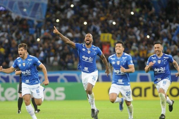 A emoo da torcida do Cruzeiro com a classificao da Copa do Brasil, nos pnaltis, diante do Fluminense. Reprter fotogrfico Alexandre Guzanshe registrou a vibrao de um pai com o filho no colo durante e aps as cobranas. Time celeste avanou s quartas de final