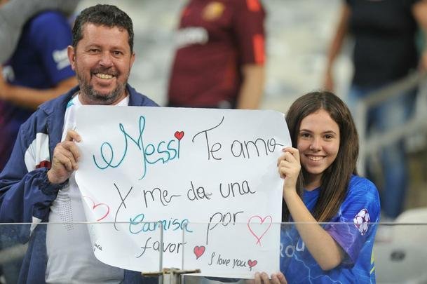 Torcedores na partida entre Argentina e Paraguai, no Mineiro, pela Copa Amrica