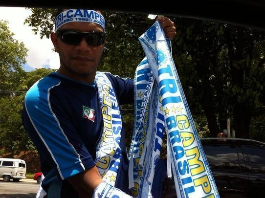 Torcida do Cruzeiro j comea a se movimentar em vrios pontos da cidade antes da partida contra o Grmio, s 17h, no Mineiro
