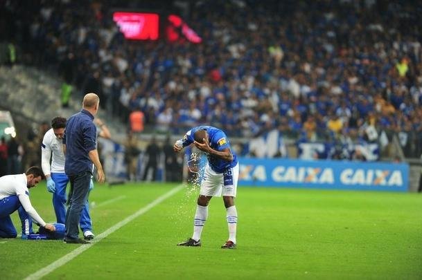 Cruzeiro conseguiu abrir vantagem de 1 a 0 no fim do primeiro tempo, com gol de cabea de Thiago Neves