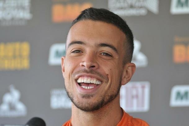 Tarde na Cidade do Galo teve entrevista de Di Santo, pronunciamento de Rui Costa e treino