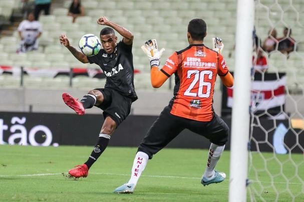 Veja imagens do empate entre Ferroviário-CE e Atlético no Castelão
