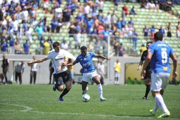 Na reta final do jogo, Grmio ampliou para 4 a 1 e jogadores como Thiago Neves e Edilson foram muito vaiados, assim como o vice-presidente de futebol Itair Machado