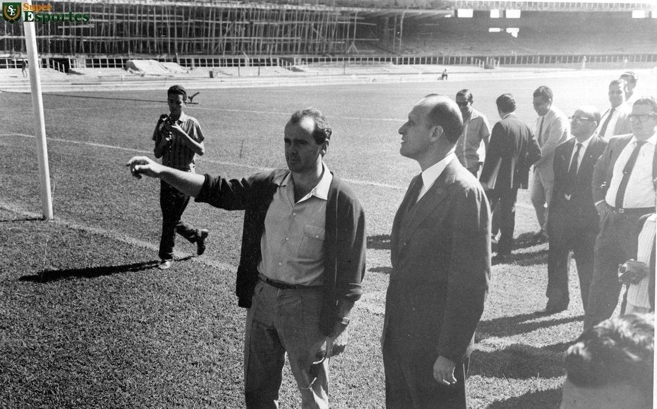 26/07/1965 - Joo Havelange, ento presidente da Confederao Brasileira de Desportos (CBD) e que posteriormente seria presidente da Fifa, visita as obras de construo do Mineiro na companhia do engenheiro Gil Csar Moreira de Abreu