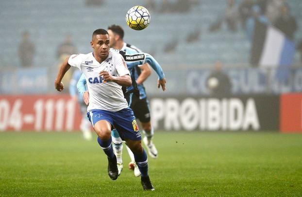 Sob forte neblina em Porto Alegre, Cruzeiro  batido pelo Grmio e vai para lanterna do Brasileiro