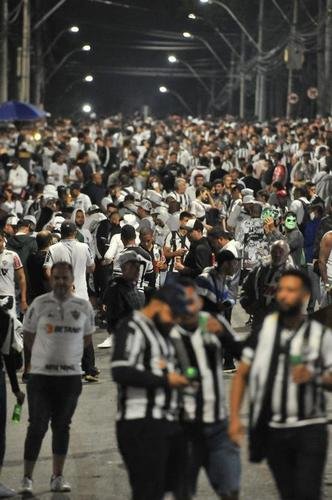 Torcida do Atltico movimenta ruas prximas ao Mineiro antes do jogo 