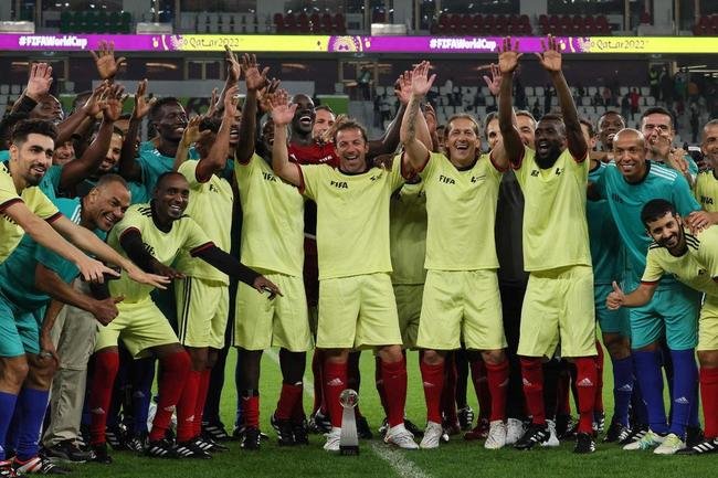 Jogo festivo entre lendas das Copas do Mundo reuniu �dolos do futebol como Materazzi, Essien, Michel Salgado, Seedorf, Jorge Campos, Terry, Del Piero, Vieri, Makelele, Deco, Zanetti, Batistuta, Mario Kempes, Cafu e Roberto Carlos no Est�dio Al Thumama e teve presidente da Fifa Gianni Infantino como �rbitro