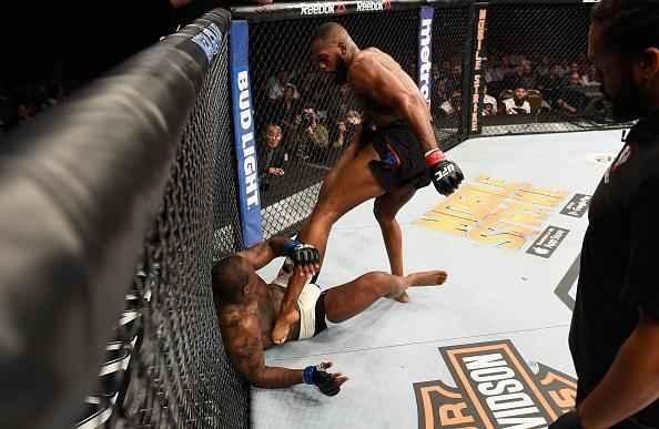 Jon Jones volta ao octógono do UFC e conquista cinturão interino
