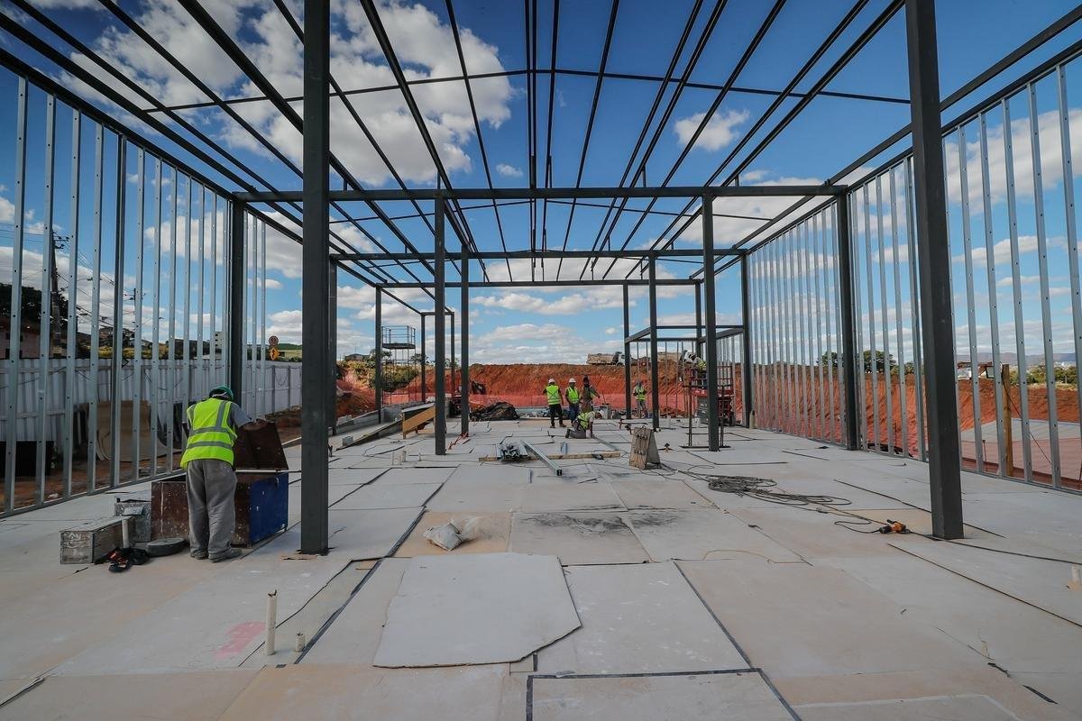 Ideia  mostrar a realidade das obras de construo do estdio do Galo
