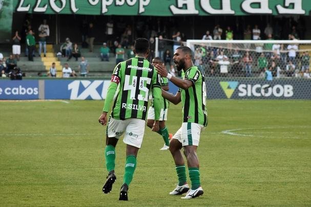 Fotos do duelo entre Coritiba e América, no Couto Pereira, em Curitiba, pela 25ª rodada da Série B do Campeonato Brasileiro