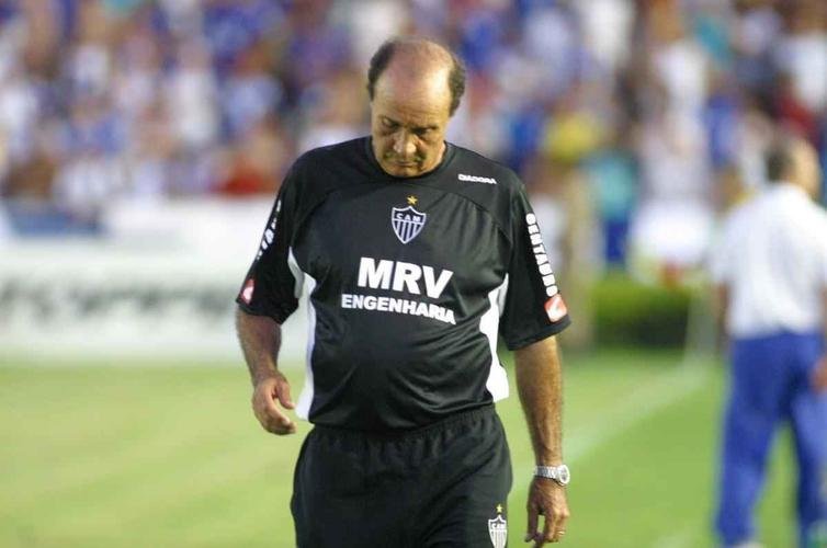 Procpio dirigiu o Atltico em 328 partidas, num total de seis passagens. Os perodos foram 1979/1981, 1984/1985, 1992, 1995/1996, 2003 e 2004/2005. Sob o comando dele, o Galo foi campeo da Copa Conmebol de 1992. Ele levantou a taa nos Mineiros de 1978, 1979 e 1980. Na foto, Procpio em sua passagem pelo Atltico no ano de 2005.