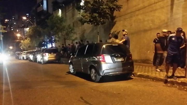 Protesto diante da residncia do presidente do Cruzeiro, Wagner Pires de S. Torcedores querem a renncia imediata do dirigente para que Conselho Gestor assuma o comando