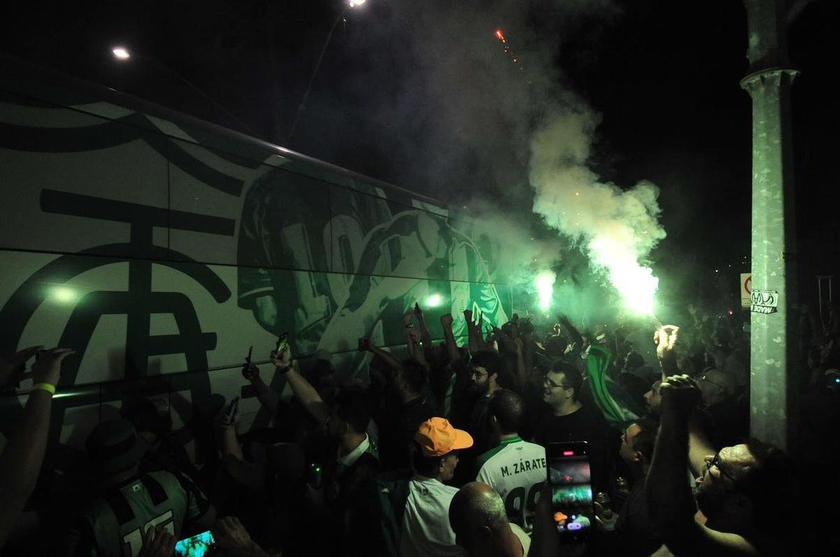 Fotos da torcida do Amrica nos arredores do Independncia, em Belo Horizonte, antes da bola rolar para o jogo contra o So Paulo, nesta quinta-feira (18). Partida valida pela volta das quartas de final da Copa do Brasil. 