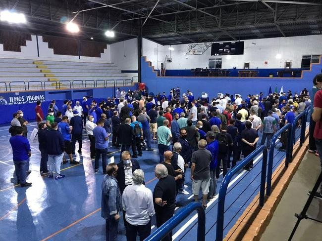 Conselheiros e associados do Cruzeiro durante votao de mudana do Estatuto do clube. Assembleia geral autorizou venda de at 90% das aes da SAF para investidores. Houve festa dos cruzeirenses no Parque Esportivo do Barro Preto, em BH, devido  possibilidade de chegada de recursos para tornar o futebol mais competitivo a partir de 2022.