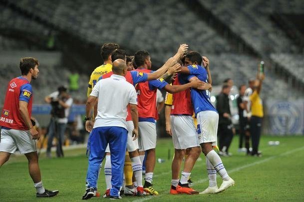 Em jogo com grande atuao do goleiro Fbio, Cruzeiro derrotou Santos de virada, por 2 a 1, com gols de Sass e Raniel; Gabriel Barbosa marcou para o Peixe, no Mineiro, pela 26 rodada do Brasileiro