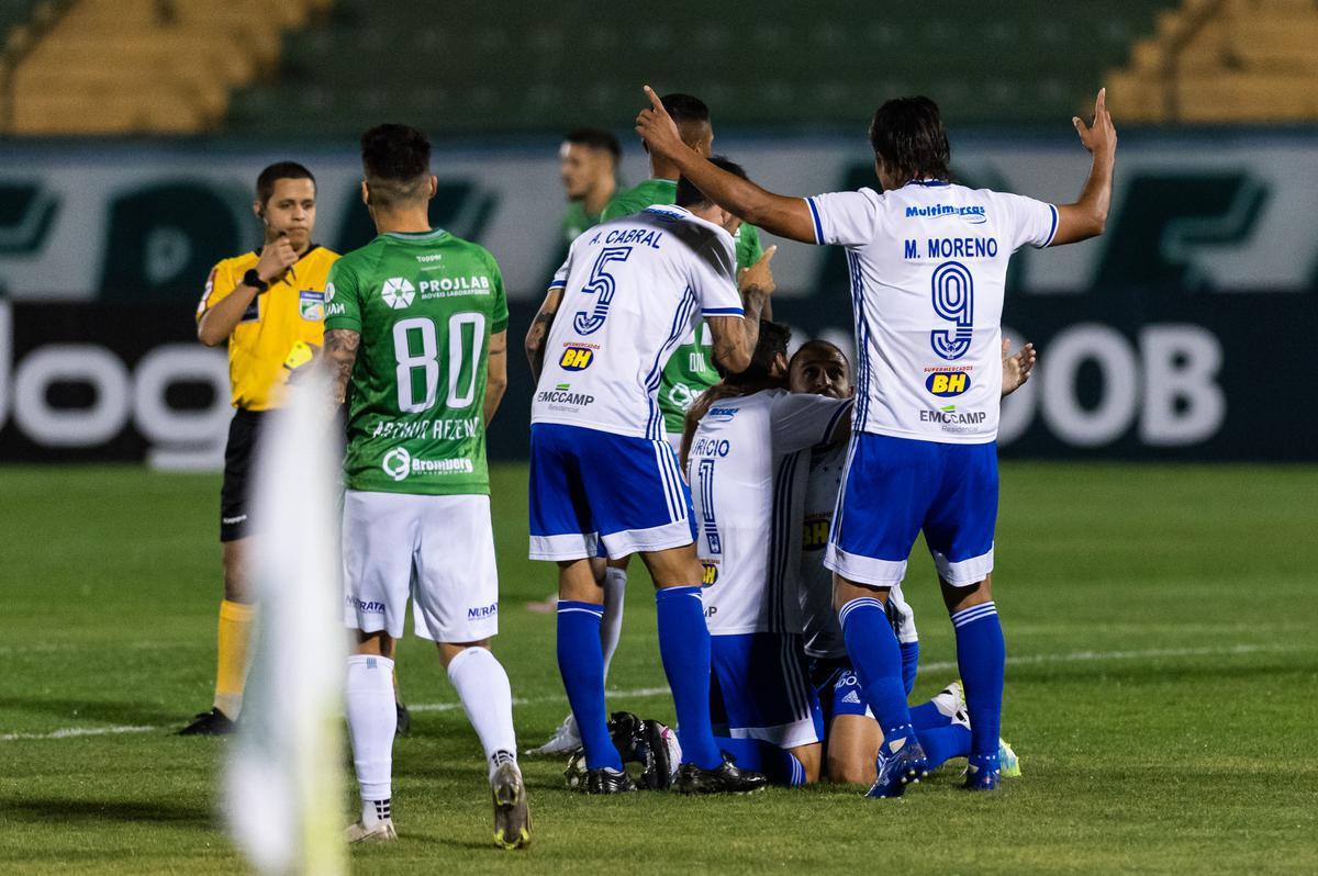Fotos do jogo entre Guarani e Cruzeiro no Estádio Brinco de Ouro da Princesa, em Campinas, pela segunda rodada da Série B