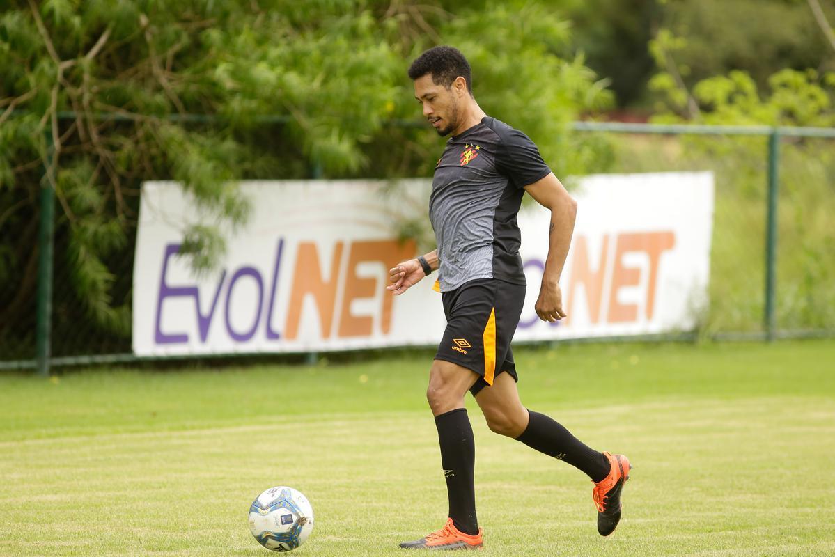 No primeiro trabalho, houve um treinamento tático, que exigia troca de passes e triangulações dos jogadores, com o elenco dividido em grupos de três atletas cada. Em seguida, os jogadores foram divididos em dois grupos no mesmo campo para o trabalho específico por setores de defesa e ataque. De um lado, os zagueiros, laterais e volantes participaram de um treino tático de posicionamento com o auxiliar Daniel Cerqueira. Do outro, os meias e atacantes fizeram um trabalho específico de passe e finalização sob o comando do técnico Daniel Paulista.