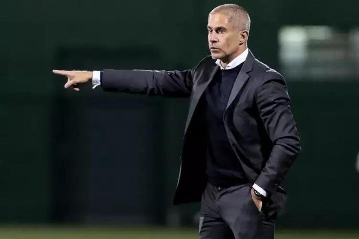 Ex-Corinthians, Sylvinho est livre no mercado. Ele tem 48 anos e tambm passou pelo Lyon, da Frana