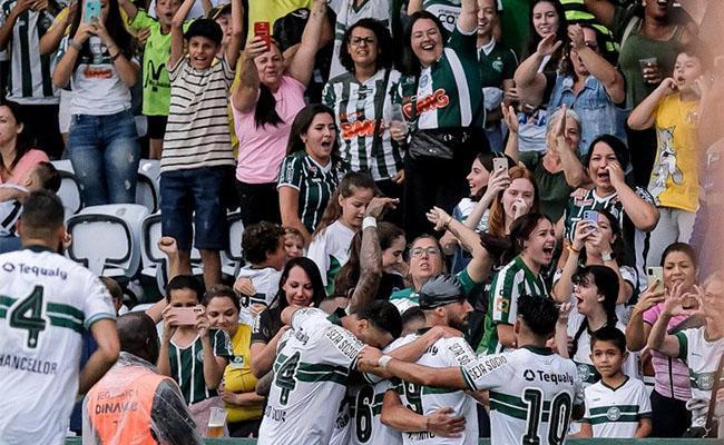 Jogadores do Coxa comemorando o gol da vitória