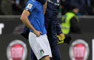 Imagens da decepo italiana com a eliminao diante da Sucia na repescagem: Azzurra fora da Copa